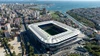 Spektakuläre Luftaufnahme des Şükrü Saracoğlu Stadions in Istanbul, direkt an der Küste gelegen und eingebettet in das urbane Stadtbild am Meer.
